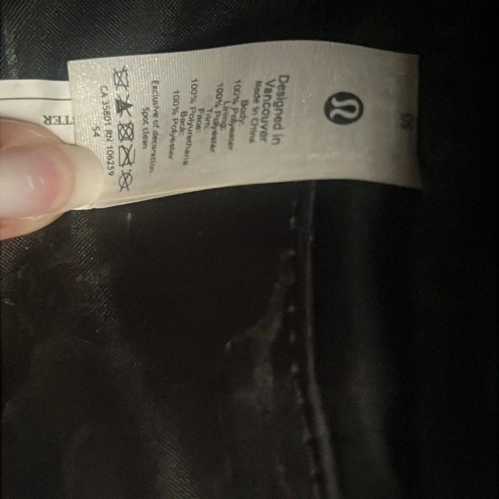 🍋🦄 LIKE NEW Lululemon Quilted Embrace 4L Crossbody Bag in Black (Looks GRAY)